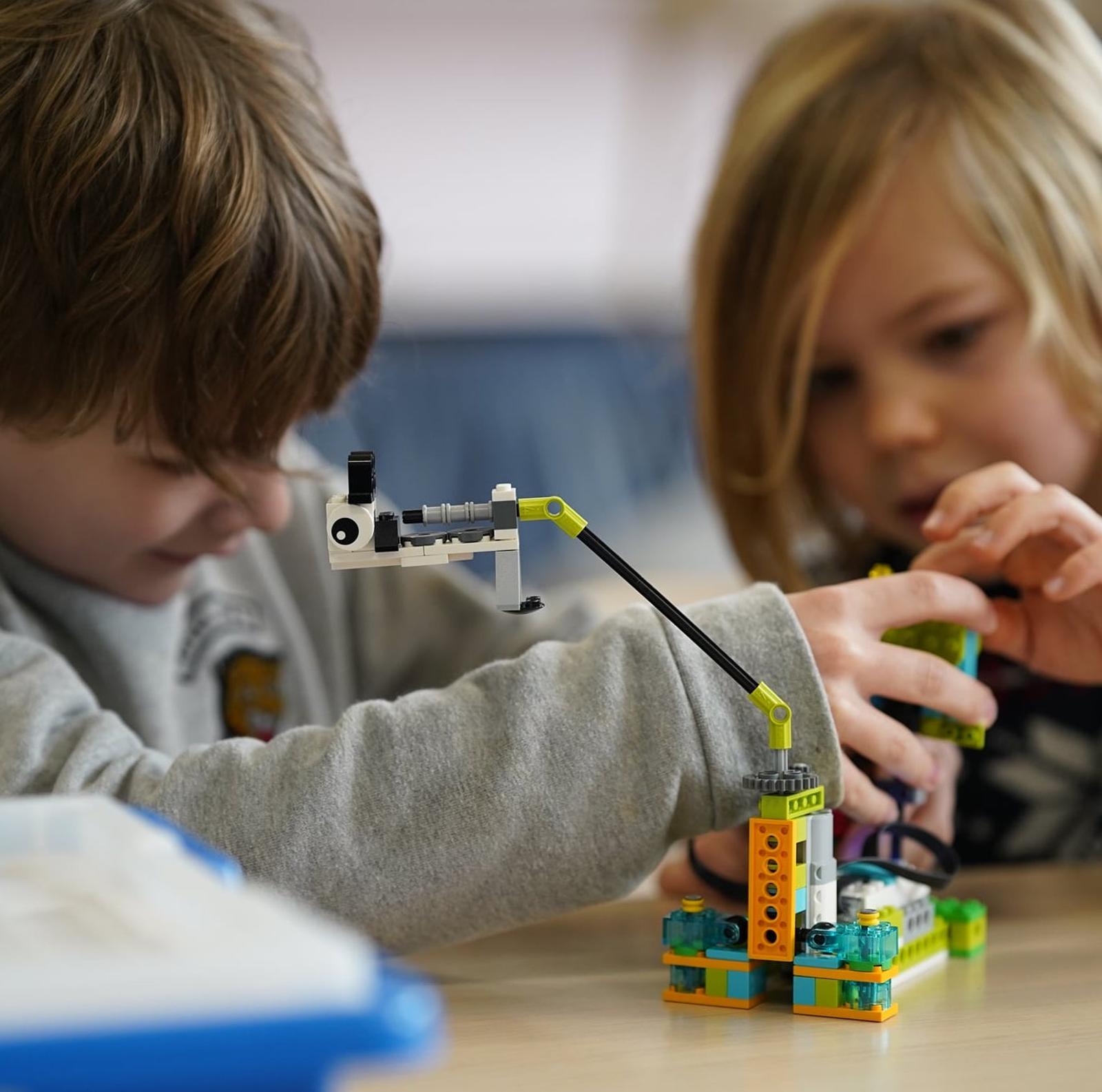 skorsten Portico Tilståelse LEGO®-WeDo 2.0 in Rillaar - Zomer 2023 - Kampen - High Five